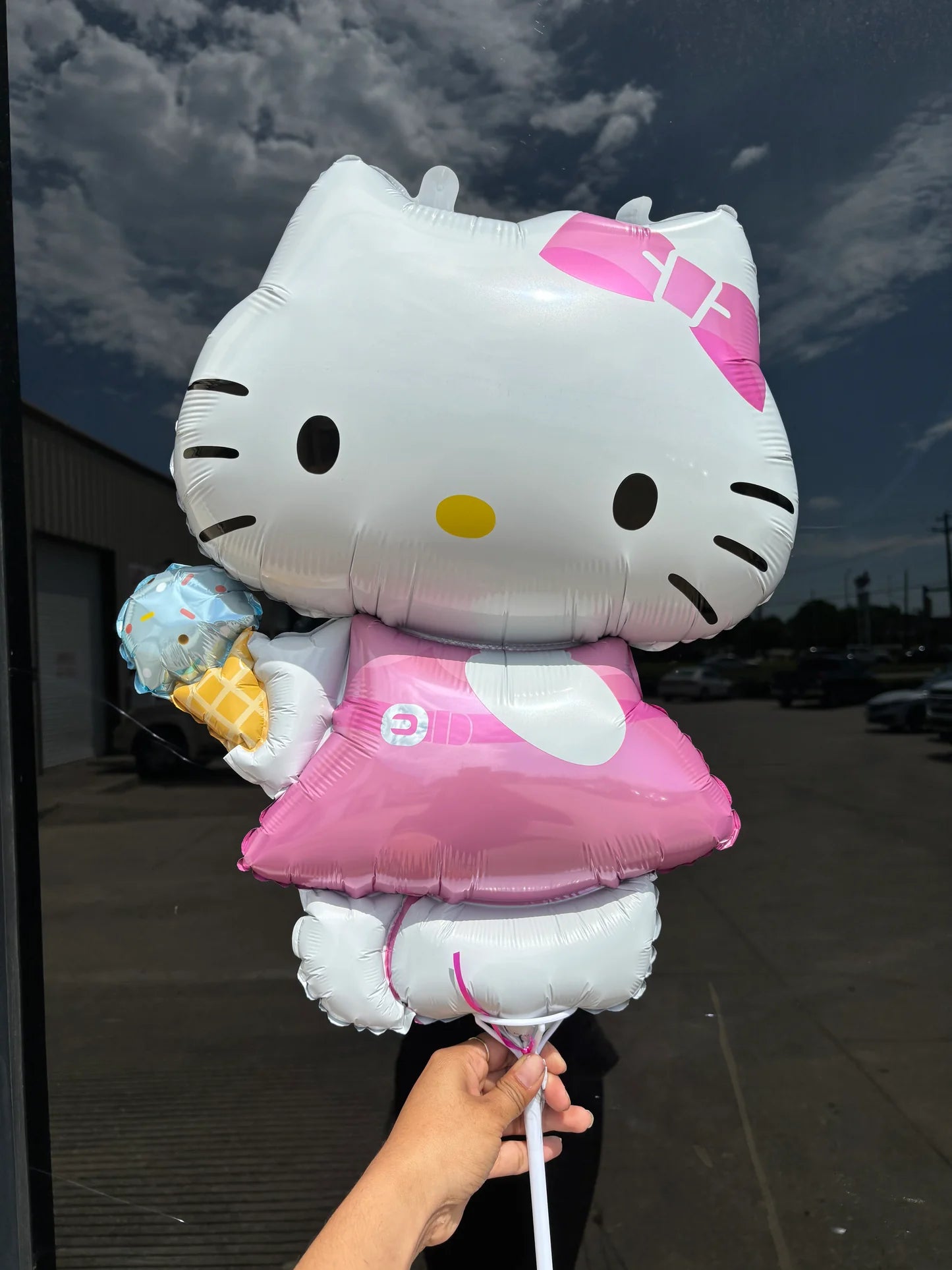 Hello Kitty w/ Ice Cream